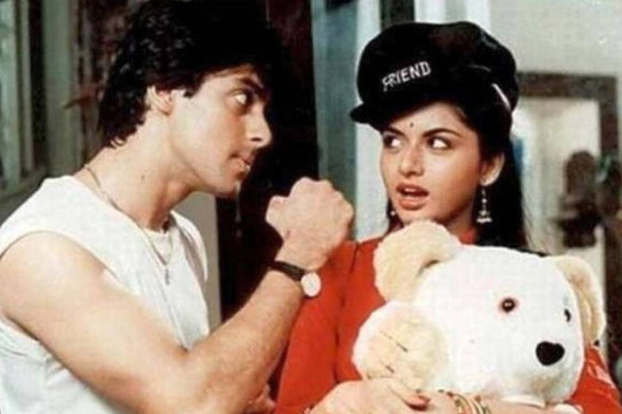 image of bollywood actor Salman Khan and bollywood actress Bhagyashree