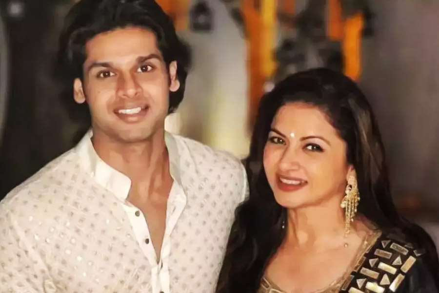 image of Bhagyashree and her son Abhimanyu Dasani