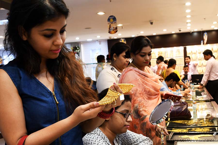 How much gold can be kept at home and what is the government rule about this.