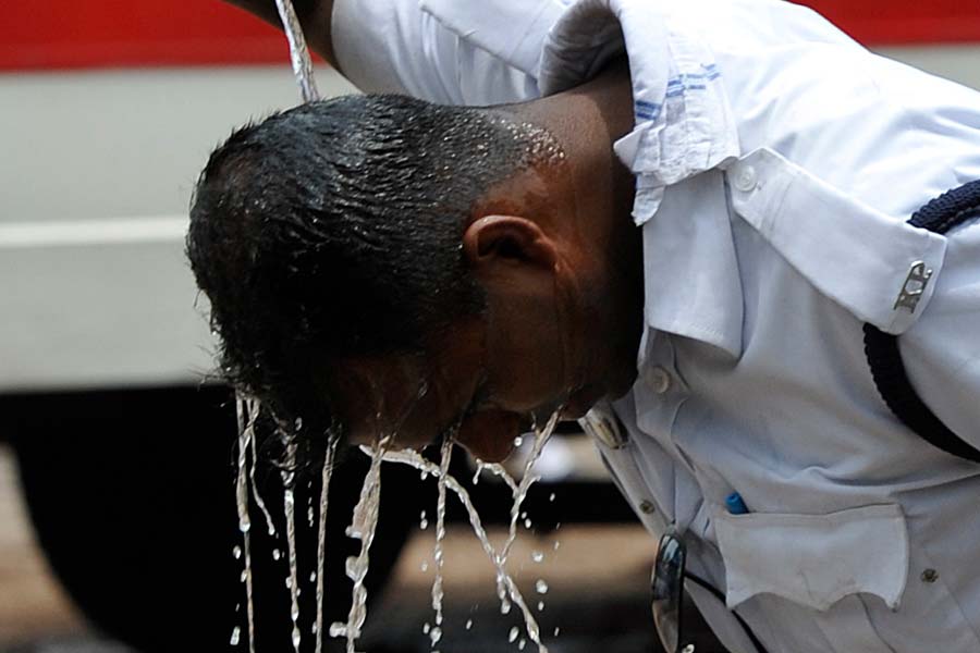 Kolkata and other districts in south Bengal will be witnessing heatwave over the next few days.