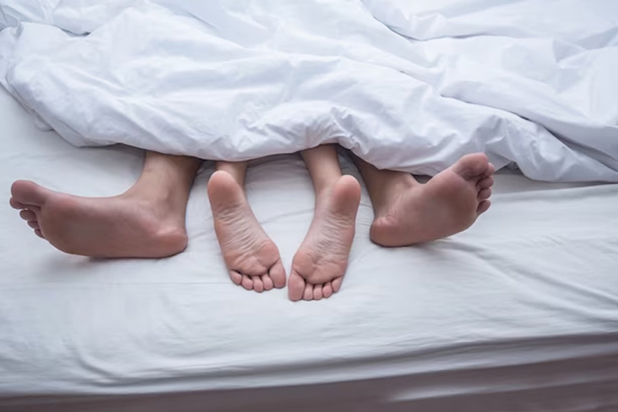 Man dies after half day long sex marathon with female friends to win bet.