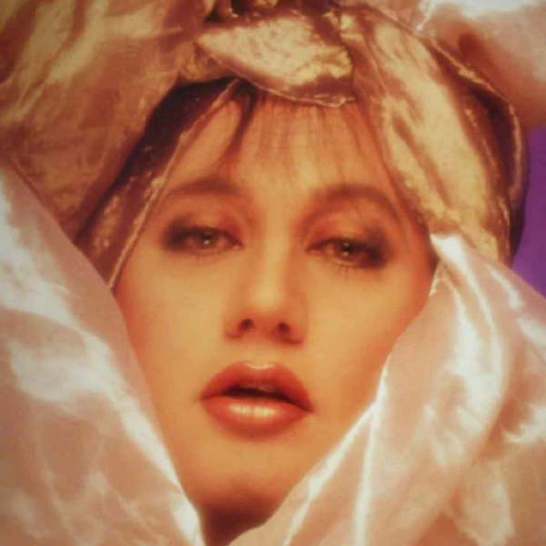 ১৯৯১ সালের ১ এপ্রিল এক নামী পত্রিকার প্রচ্ছদে এক মহিলার ছবি প্রকাশিত হয়। নীচে তাঁর পরিচয় দিয়ে লেখা ছিল— ‘‘আমি শ্রীদেবীর হারিয়ে যাওয়া বোন, প্রভাদেবী।’’