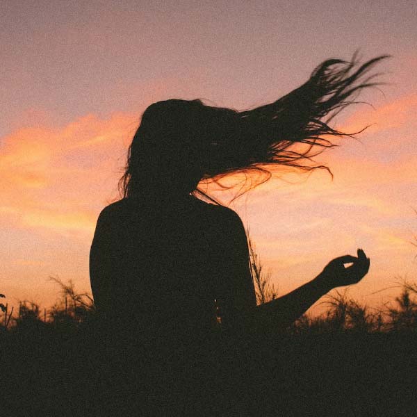 এমনকি, অমিতাভ বচ্চনের স্ত্রী জয়াও চিন্তা করছিলেন। পত্রিকায় প্রকাশিত ছবিটি দেখে তিনি অমিতাভকে বলেন, ‘‘কী সস্তা জিনিস। শ্রীদেবীর মতো খানিকটা দেখতে বলেই কি এমন করবে?’’ 