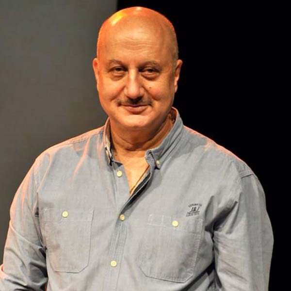 প্রভাদেবী আর কেউ নন, বলিপাড়ার বর্ষীয়ান অভিনেতা অনুপম খের। ১ এপ্রিল ‘এপ্রিল ফুল’ উপলক্ষে সকলকে বোকা বানাতে এই পন্থা অবলম্বন করেছিলেন তিনি।