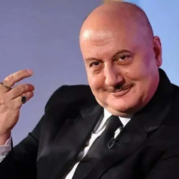 মেয়েদের মতো মেকআপ করার পরে লাস্যময়ী অভিব্যক্তি নিয়ে ছবি তুলিয়েছিলেন অনুপম। আকর্ষণীয় দৃষ্টি, লিপস্টিক মাখা ঠোঁট হালকা ফুলিয়ে রয়েছেন তিনি। তবে এর বেশির ভাগ কৃতিত্ব রূপটানশিল্পী এবং আলোকচিত্রীর।