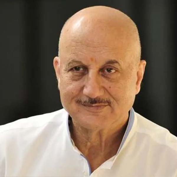 মিকি এবং গৌতমের কেরামতিতেই অনুপম খের হয়ে ওঠেন প্রভাদেবী। এই প্রসঙ্গে শ্রীদেবীকে প্রশ্ন করা হলে তিনি বলেন, ‘‘আমি এই বিষয়ে আগে থেকে কিছুই জানতাম না। যদিও অনুপম আমায় হালকা ইঙ্গিত দিয়েছিলেন। কিন্তু আমি কিছুই বুঝতে পারিনি। তবে খুব মজা পেয়েছি।’’