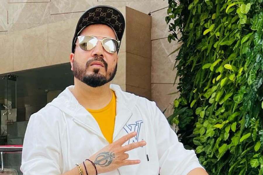 Singer Mika Singh Uses Indian Currency At Doha Airport