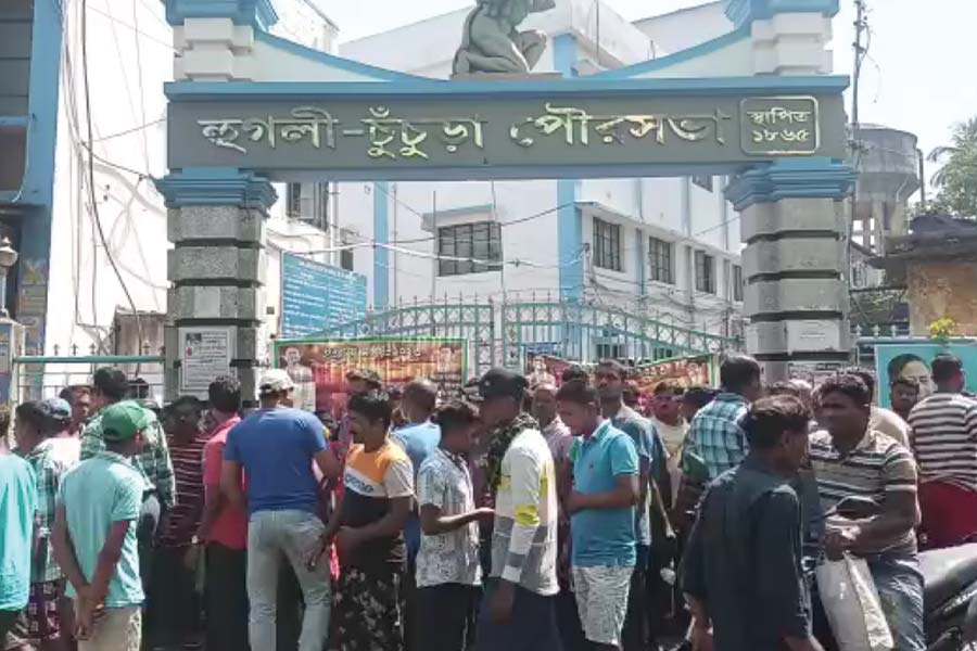 Temporary employees of Chinsurah municipality are on protest on the second day