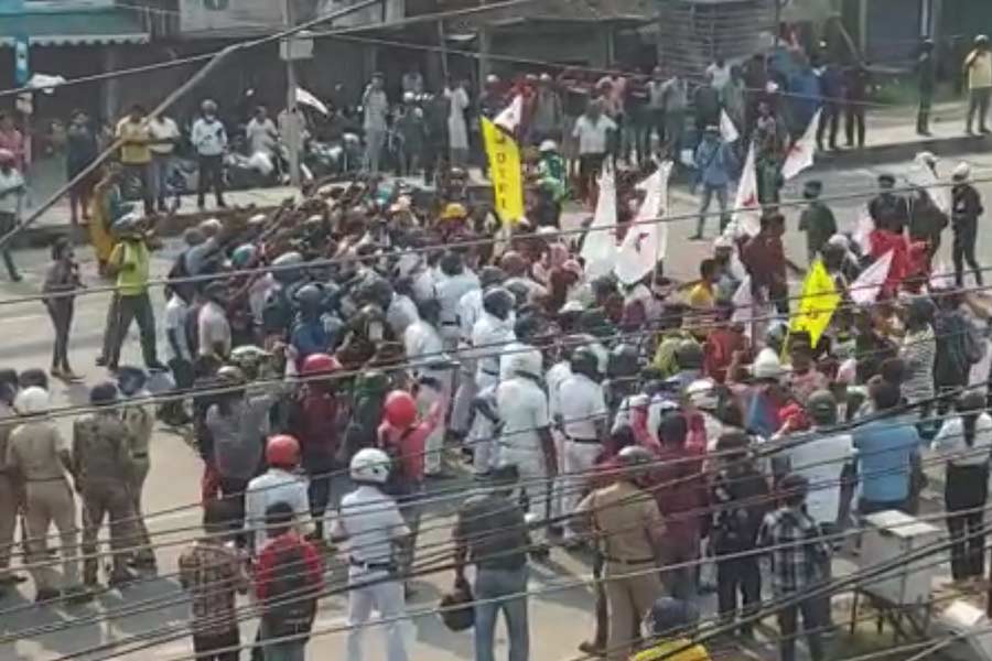 Police and DYFI workers clash in front of Uttar Kanya NBDD
