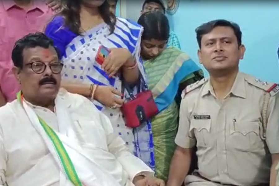 TMC leader of Birbhum orders police officer to maintain liaison with other party leaders