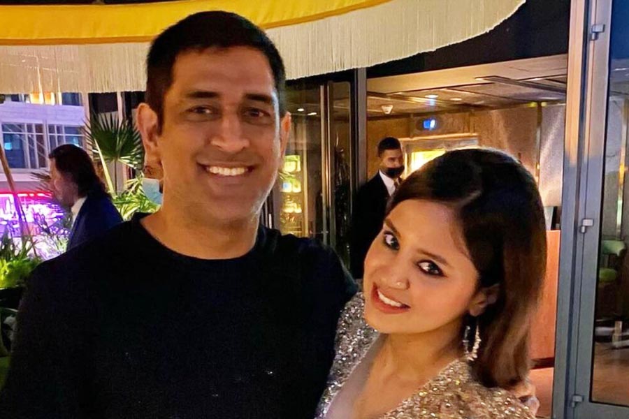 মহেন্দ্র সিংহ ধোনি এবং তাঁর স্ত্রী সাক্ষীর প্রেমকাহিনি কারও অজানা নয়। এক দশকের বেশি সময় একে অপরের সঙ্গে কাটিয়ে ফেলেছেন মহেন্দ্র এবং সাক্ষী। কয়েক বছর সম্পর্কে থাকার পর সাতপাকে বাঁধা পড়েছিলেন দু’জনে। 