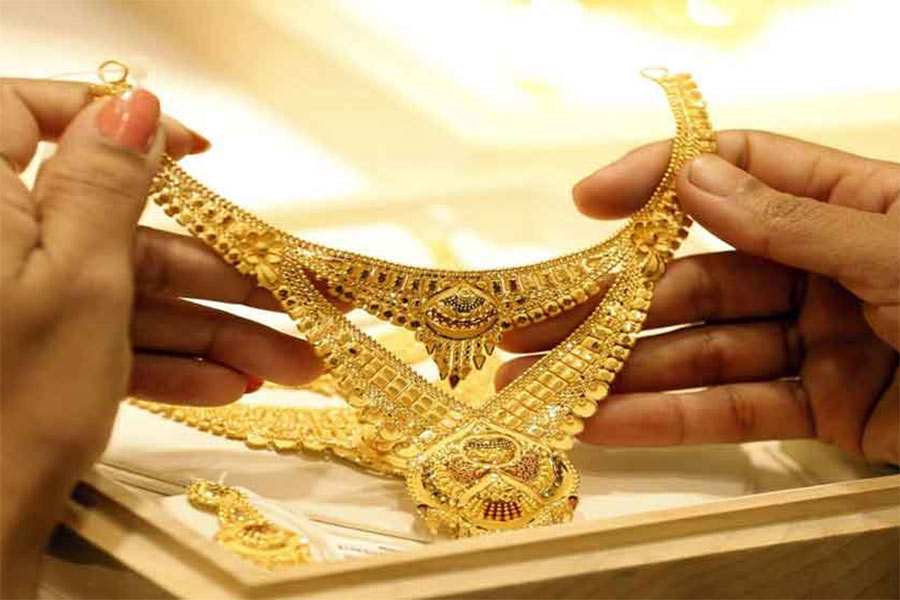 Gold becomes cheaper, lowest price in last six months.