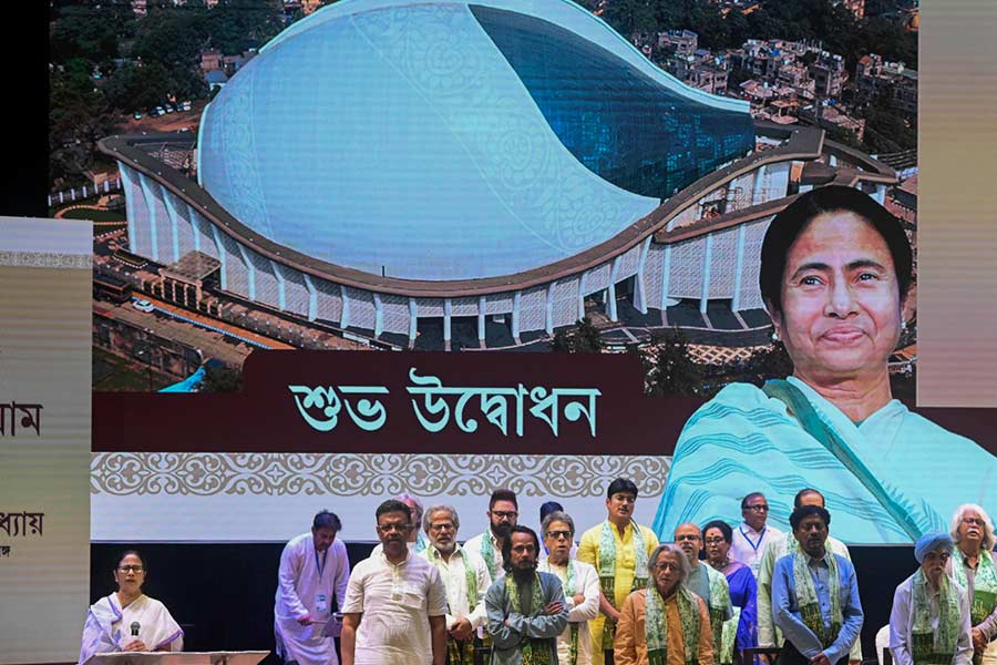 উদ্বোধনী অনুষ্ঠানে মুখ্যমন্ত্রীর সঙ্গে মঞ্চ ভাগ করে নেন বিশিষ্টজনেরা। তাঁদের একটাই বক্তব্য, বাংলার মধ্যে এমন এক আন্তর্জাতিক মানের প্রেক্ষাগৃহ স্বপ্নাতীত। গায়ক প্রতুল মুখোপাধ্যায় জানান, তিনি ‘ধন ধান্য’ দেখে ‘থ’ হয়ে গিয়েছেন।