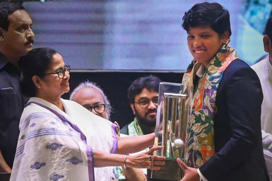 পণ্ডিত অজয় চক্রবর্তী জানান, তিনি দেশ-বিদেশের বিভিন্ন প্রেক্ষাগৃহে অনুষ্ঠান করে এসেছেন। তাঁর একটাই আক্ষেপ ছিল বাংলাতে এ রকম কোনও প্রেক্ষাগৃহ নেই। তবে ‘ধন ধান্য’ তাঁর সেই আক্ষেপে ইতি টেনেছে বলেও জানান তিনি। কবি সুবোধ সরকার বলেন, ‘‘এই প্রেক্ষাগৃহ নিজের চোখে দেখে একটাই কথা বলব, আজ এই মঞ্চ থেকে মুখ্যমন্ত্রী মমতা গোটা ভারতবর্ষকে হারিয়ে দিলেন।’’