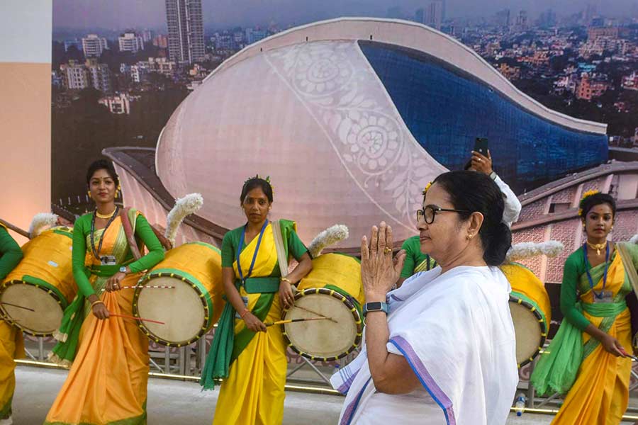 রাজ্যের মুখ্যসচিব হরিকৃষ্ণ দ্বিবেদী জানিয়েছেন, অনেক প্রকৌশলীই শাঁখের আদলে প্রেক্ষাগৃহ তৈরির ভাবনাকে নাকচ করে দিয়েছিলেন। কিন্তু মুখ্যমন্ত্রী নাছোড়বান্দা ছিলেন যে, যদি প্রেক্ষাগৃহ তৈরি হয়, তা হবে শাঁখের আদলেই।