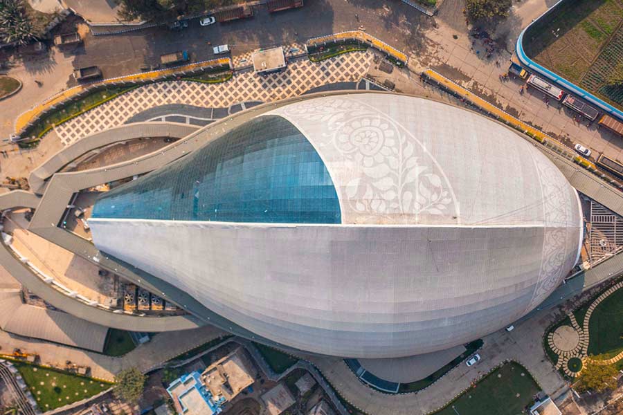 ‘ধন ধান্য’ দেখে ‘থ’ হয়ে যাওয়ার কথা বলেন পুরাণবিদ নৃসিংহপ্রসাদ ভাদুড়িও। কালিদাসের লেখা উদ্ধৃত করে তিনি বলেন, ‘‘এই প্রেক্ষাগৃহ আমার কাছে ‘স্বপ্নো নু মায়া নু মতিভ্রমো নু।’ আমি কী পাগল হয়ে যাচ্ছি!’’ (অর্থাৎ এই প্রেক্ষাগৃহ স্বপ্ন, মায়া না বিভ্রম তা তিনি বুঝতে পারছেন না।)