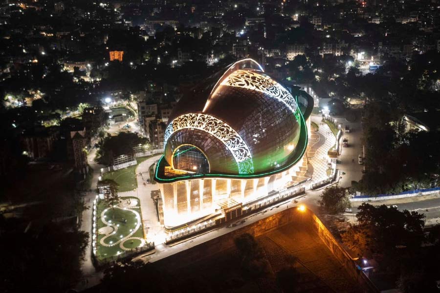 এই শ্বেতশুভ্র শাঁখের আসল কেরামতি বোঝা যাবে রাতের অন্ধকারে। রাতের বেলা এই ইমারত আর সাদা থাকে না। রং বদলে একেবারে অন্য রূপে সেজে ওঠে ‘ধন ধান্যের’ বাইরের অংশ।