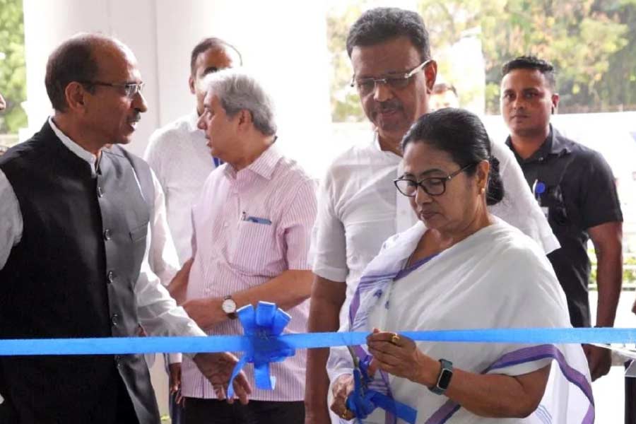 আলিপুরের বুকে তৈরি হয়েছে শ্বেতশুভ্র এক বিশাল ইমারত। শাঁখের আদলে তৈরি এই প্রেক্ষাগৃহের নাম ‘ধন ধান্য’। পয়লা বৈশাখের আগেই কলকাতা তথা বাংলার মানুষকে এই নতুন উপহার দিয়েছেন রাজ্যের মুখ্যমন্ত্রী মমতা বন্দ্যোপাধ্যায়। ‘ধন ধান্য’ নামটি তাঁরই দেওয়া। শাঁখের আদলে তৈরির ভাবনাও তাঁরই। বৃহস্পতিবার বিকালে তিনি এই প্রেক্ষাগৃহের উদ্বোধন করেন।