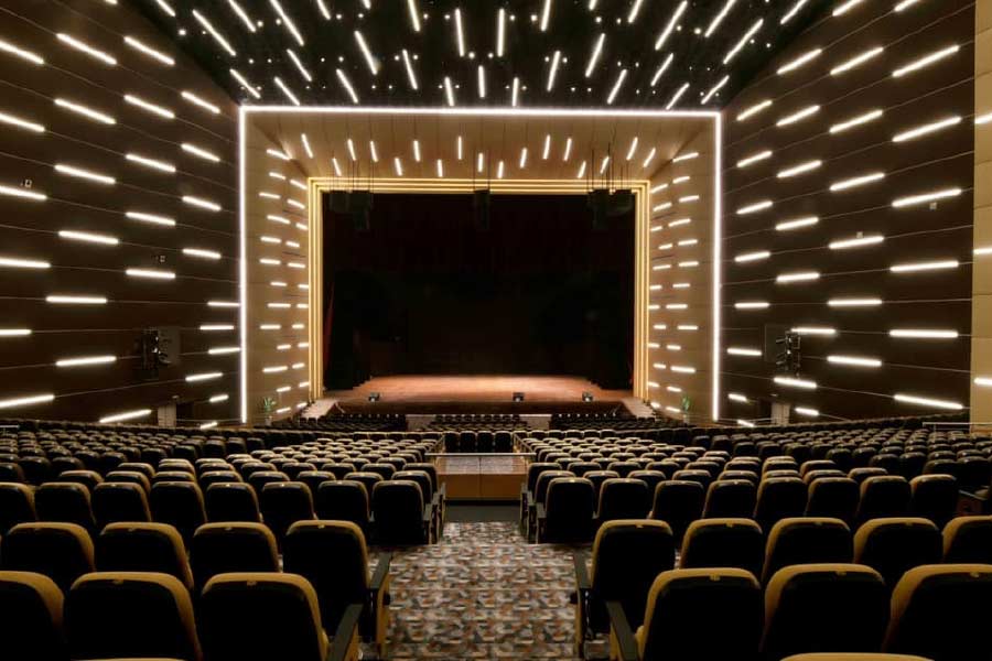 প্রেক্ষাগৃহের দু’টি সভাঘরের মধ্যে রয়েছে দু’হাজার আসনের একটি সভাঘর। অন্য সভাঘরের আসনসংখ্যা ৫৪০। রয়েছে একটি স্ট্রিট থিয়েটারও। যেখানে ৩৫০ দর্শক একসঙ্গে বসে রঙ্গমঞ্চ উপভোগ করতে পারবেন।