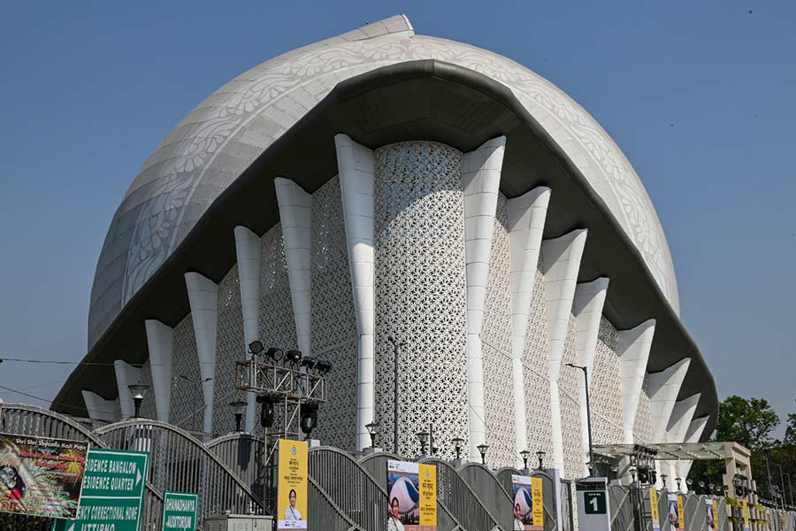 ২০১৮ সাল থেকে মুখ্যমন্ত্রীর স্বপ্নের ‘ধন ধান্য’ তৈরির কাজ শুরু হয়। মাঝে কোভিডের কারণে কাজ কিছু দিন আটকে থাকলেও পরে আবার জোরকদমে শুরু হয়ে যায় নির্মাণকাজ।