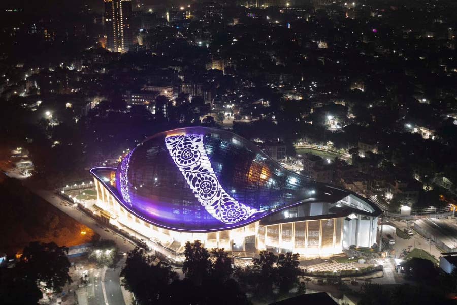 বৃহস্পতিবারের উদ্বোধনী অনুষ্ঠানে উপস্থিত সকলেই ‘ধন ধান্য’ তৈরির কৃতিত্ব দিয়েছেন মমতাকে। অত্যাধুনিক প্রেক্ষাগৃহ তৈরির ভাবনাকে কুর্নিশ জানিয়েছেন বিশিষ্টজনেরা।