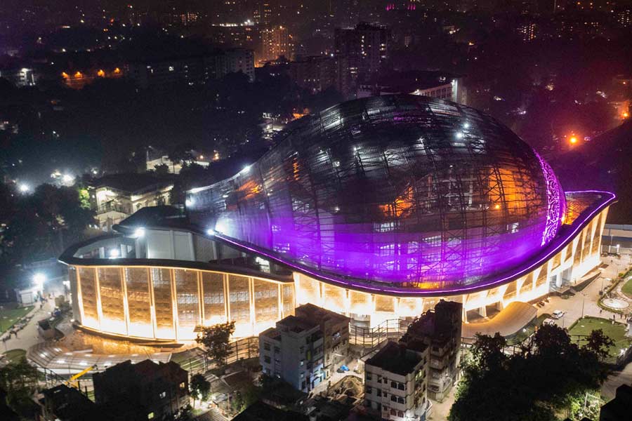 ‘ধন ধান্যে’র একেবারে নীচের তলায় রয়েছে গাড়ি পার্কিংয়ের ব্যবস্থা। দু’ভাগে কমপক্ষে ২৫০টি গাড়ি একসঙ্গে রাখা যাবে সেখানে। পরবর্তী কালে এমন ব্যবস্থা করার কথাও বলেছেন মুখ্যমন্ত্রী, যেখানে গাড়ি ঢোকাতে এবং বার করতে সময় লাগবে খুব কম।