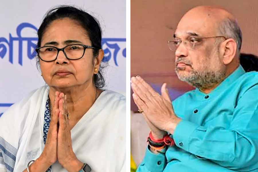 Mamata Banerjee offered puja in Kalighat temple while Amit Shah offered puja in Dakshineswar temple 