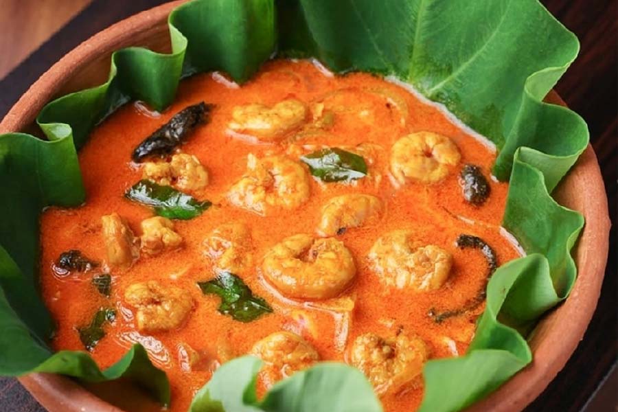 কচুপাতার চিংড়ি।