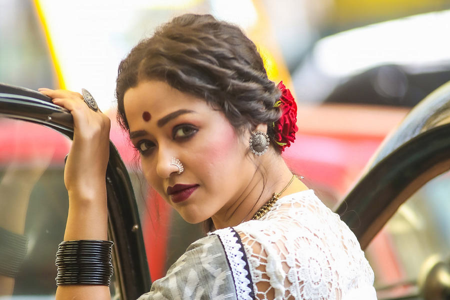 বাংলার সঙ্গে শীর্ষর নিবিড় যোগসূত্র। সেখানে প্রথম ছবি হিন্দিতে কেন পরিচালনা করবেন? শীর্ষ হেসে বললেন, ‘‘বাংলা ছবি পরিচালনার ইচ্ছেও রয়েছে। কিন্তু এই ছবিটার কাজ আগে এগোল। তাই এটা দিয়েই শুরু করছি।’’ 