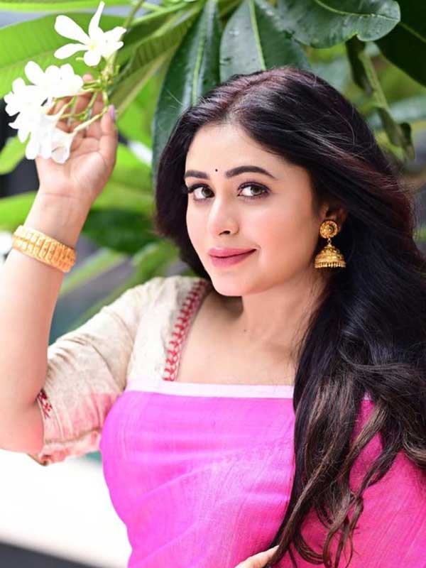 বাঙালিয়ানার কথা মনে রেখেই এই দিনে বিশেষ সাজে সেজে উঠতে চান ঋতাভরী । 