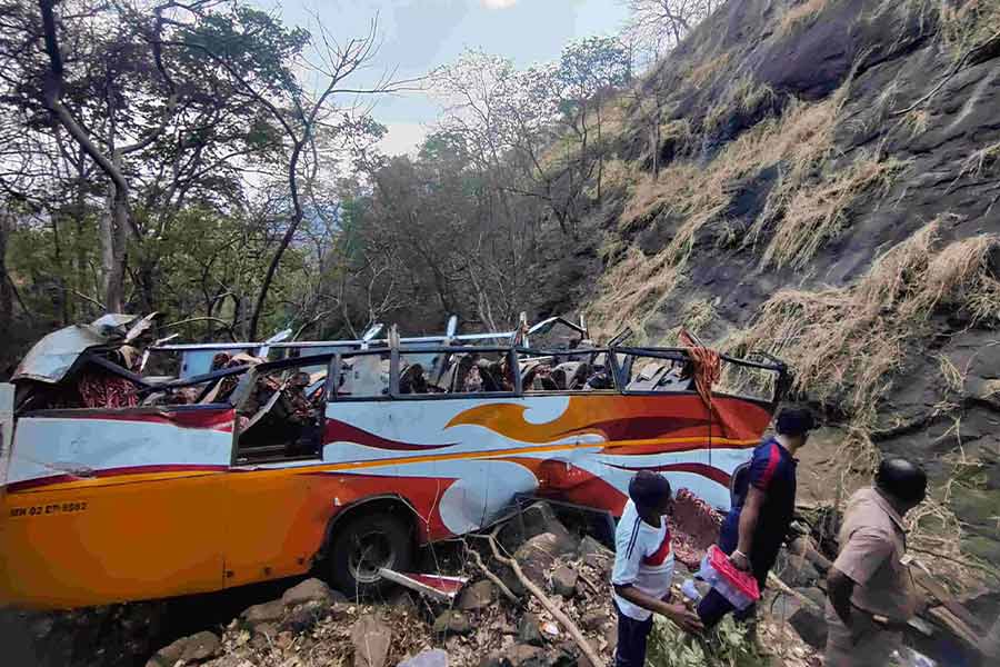 bus accident in Mumbai Pune highway