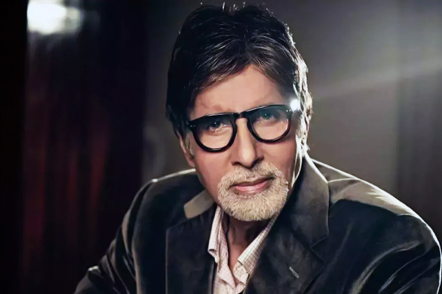 হিন্দি ফিল্মজগতে পাঁচ দশক কাটিয়ে ফেলেছেন অমিতাভ বচ্চন। এই সময়ের মধ্যে দুশোটির বেশি ছবিতে অভিনয় করে ফেলেছেন ‘বিগ বি’। অভিনয়ের পাশাপাশি প্রযোজনা সংস্থাও খুলে ফেলেছিলেন তিনি।