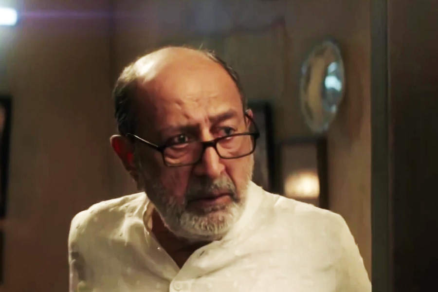 অমিতাভকে পাল্টা জবাব দিয়ে টিনু বলেন, ‘‘আপনি এই ছবির প্রযোজক হলে আপনি পরিচালনার কাজটুকুও করে নিন।’’ এই বলে সেট ছেড়ে চলে যান টিনু।