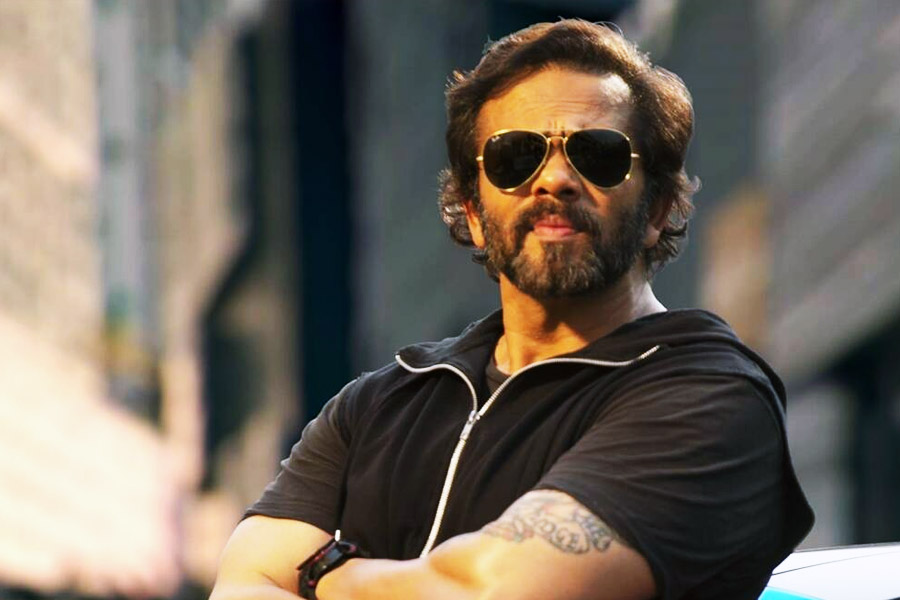 অজয়ের প্রস্তাবে রাজি হয়ে যান অমিতাভ। অজয় তাঁর সাহায্য করার জন্য তাঁর বন্ধু পরিচালক রোহিত শেট্টিকে ডেকে পাঠান। তার পর বাকি ছবির শুটিং অজয় নিজেই পরিচালনা করেন।