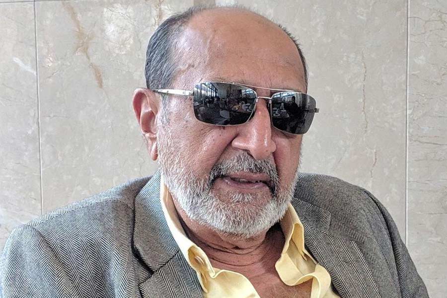 কিন্তু বলিপাড়ার একাংশের দাবি, সেটে অমিতাভ এবং টিনুর মধ্যে কোনও ঝগড়াই হয়নি। শুটিংয়ের মাঝে হঠাৎ অসুস্থ হয়ে পড়ায় তিনি পরিচালনার কাজ থেকে বিরতি নিয়ে নেন। বাকি কাজ অজয় শেষ করেন।