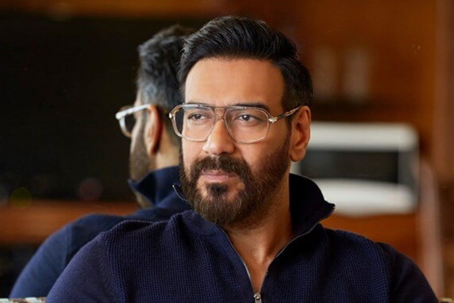 সম্প্রতি এক সাক্ষাৎকারে অজয় জানিয়েছেন যে, ‘মেজর সাব’ ছবির শুটিংয়ের সময় অমিতাভ এবং অজয় দু’জনেই চোট পান। একটি অ্যাকশন দৃশ্যে প্রায় ত্রিশ ফুট উঁচু জায়গা দিতে লাফ দিতে হত। জায়গাটি প্রায় তিন তলা উঁচু বাড়ির সমান।