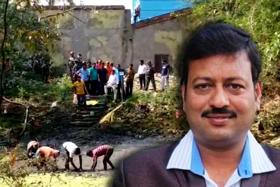 labours did not get their payment after working in TMC MLA Jiban Krishna Saha\\\'s pond
