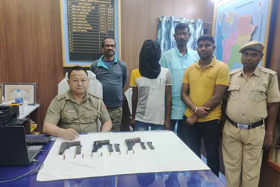 Arms recovered from Baishnabnagar of Malda