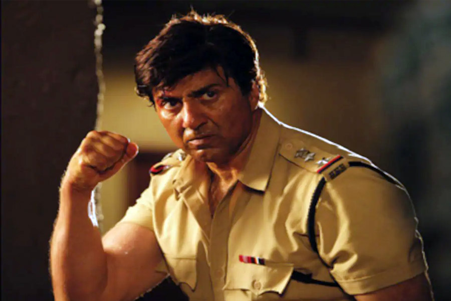 হিন্দি ফিল্মজগতে আশি থেকে নব্বই দশকের মধ্যেই ‘অ্যাংরি অ্যাকশন হিরো’ হিসাবে নিজের পরিচিতি তৈরি করে ফেলেছিলেন সানি দেওল। কেরিয়ারে ১০০টিরও বেশি হিন্দি ছবিতে অভিনয় করেছেন তিনি।