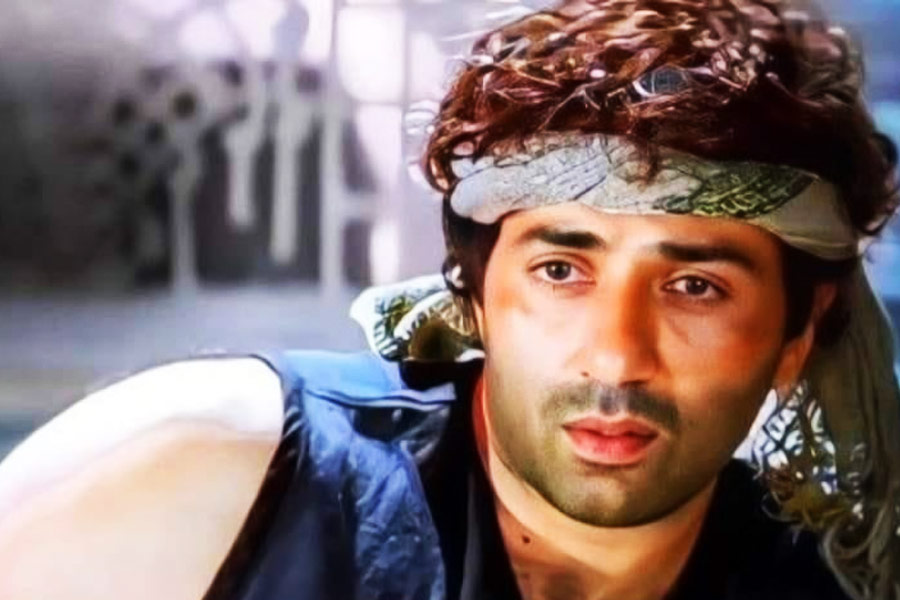 ধর্মেন্দ্রের জৈষ্ঠ পুত্র হওয়ার কারণেও ইন্ডাস্ট্রিতে নামডাক ছিল সানির। ১৯৮৩ সালে ‘বেতাব’ ছবির মাধ্যমে বলিপাড়ায় পা রেখেছিলেন অভিনেতা।