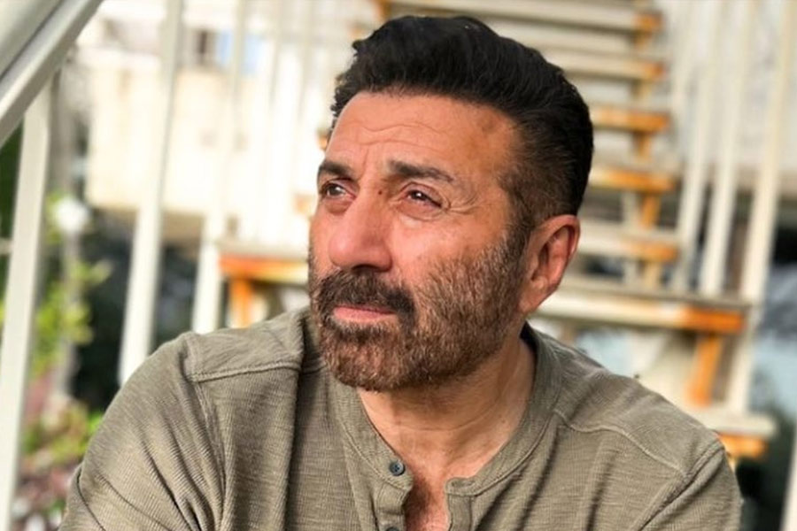 বলিপাড়া সূত্রে খবর, পর পর দশটি ছবি ফ্লপ করে সানির। পুত্রের কেরিয়ার নিয়ে চিন্তিত হয়ে পড়েন ধর্মেন্দ্র। সানি যেন আবার নিজের কেরিয়ার সফল হতে পারেন, সেই চেষ্টা করছিলেন ধর্মেন্দ্র নিজেও।