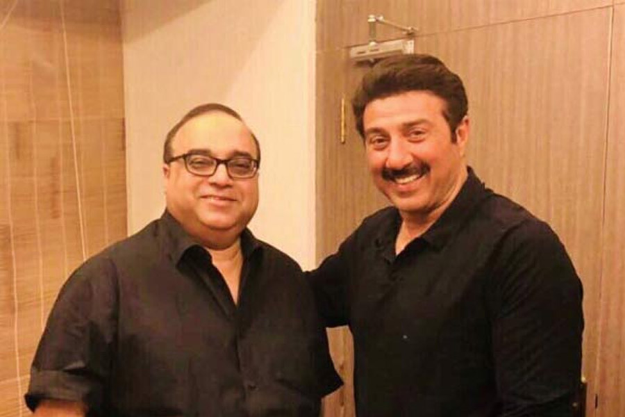 অ্যাকশন ছবির চিত্রনাট্য লিখছেন রাজকুমার। শোনামাত্রই রাজকুমারের কাছে ছুটে যান ধর্মেন্দ্র। চিত্রনাট্য শোনার পর স্ক্রিপ্ট পছন্দ হয় ধর্মেন্দ্রের। তিনি রাজকুমারকে অনুরোধ করেন যে, এই ছবির নায়কের চরিত্রে যেন সানিকে সুযোগ দেওয়া হয়।