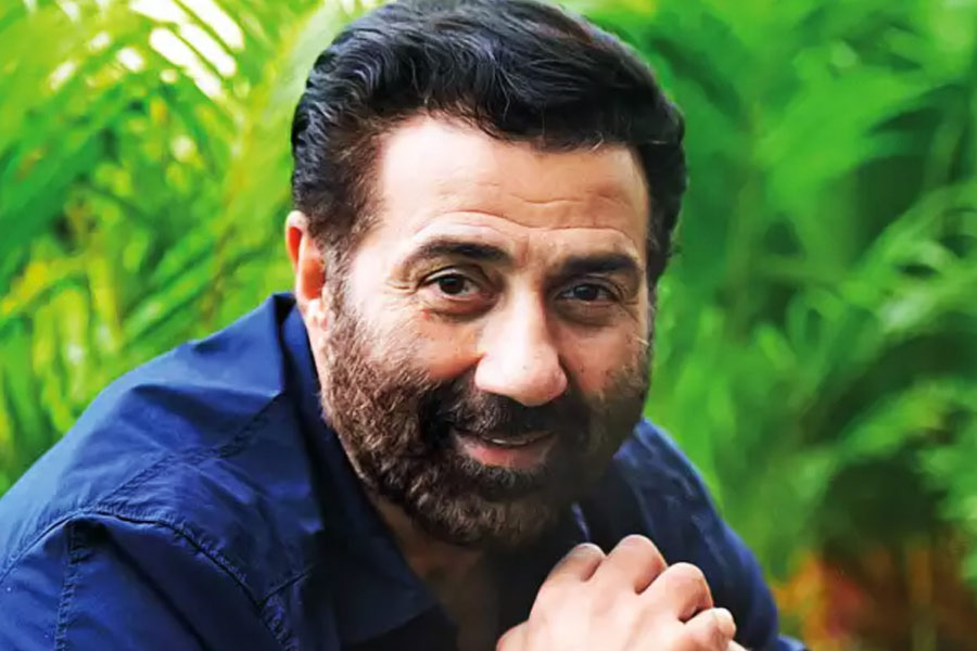 রাজকুমার অভিনেতা হিসাবে মিঠুনকে পছন্দ করেছেন শুনে সোজা মিঠুনের কাছেই চলে যান ধর্মেন্দ্র। রাজকুমারের ছবি থেকে যেন মিঠুন সরে যান, সেই আর্জি নিয়েই মিঠুনের কাছে যান ধর্মেন্দ্র।