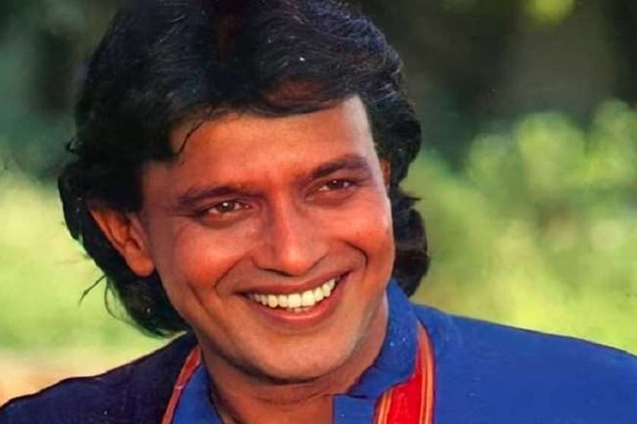 বলিপাড়া সূত্রে খবর, সেই সময় মিঠুনের হাতে প্রচুর ছবির কাজ ছিল। একসঙ্গে ২০টি ছবির কাজ হাতে নিয়ে রেখেছিলেন তিনি। রাজকুমারের ছবির কাজ ছেড়ে দিতে তাই আপত্তি করেননি মিঠুন।