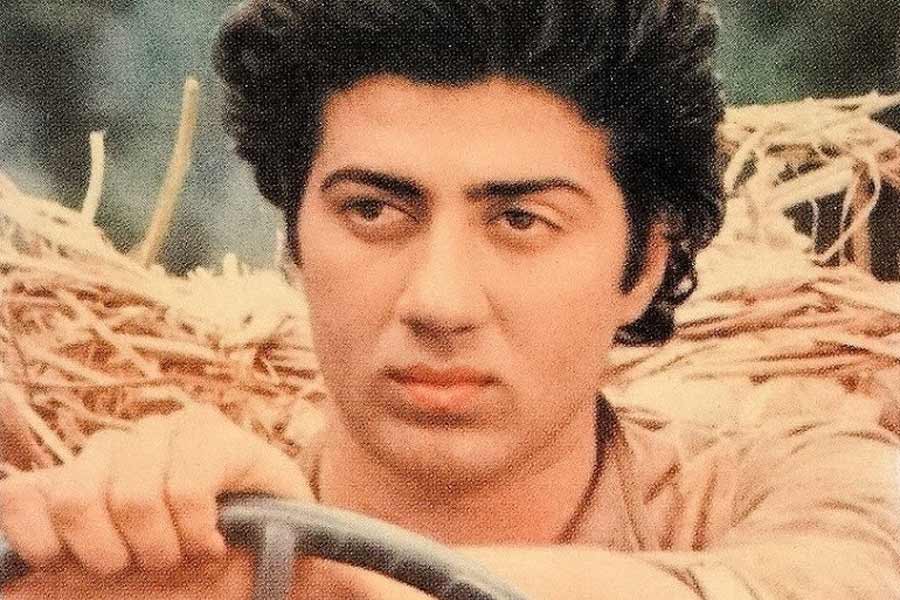 ‘ঘায়েল’ ছবি প্রসঙ্গে একটি পুরনো সাক্ষাৎকারে সানি জানান, বলি পরিচালক গোবিন্দ নিহালানির সহকারী হিসাবে কাজ করতেন রাজ। ‘ঘায়েল’ ছবির চিত্রনাট্য লেখার পর এই ছবির মাধ্যমেই পরিচালনায় হাতেখড়ি করতে চাইছিলেন রাজ। 