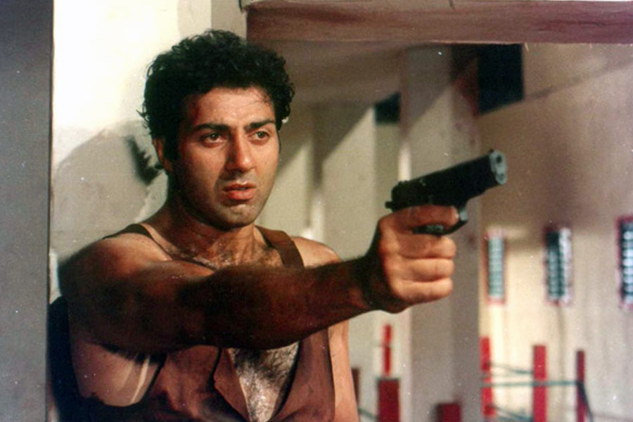 ধর্মেন্দ্রকে তাঁর নিজস্ব সংস্থা থেকে ‘ঘায়েল’ ছবিটি প্রযোজনা করতে অনুরোধ করেন সানি। পুত্রের অনুরোধ ফেলতে পারেননি ধর্মেন্দ্র। রাজের পরিচালনায় এবং ধর্মেন্দ্রের প্রযোজনায় ১৯৯০ সালে মুক্তি পায় ‘ঘায়েল’। এই ছবি সানির কেরিয়ারে নয়া মাইলফলক তৈরি করে।