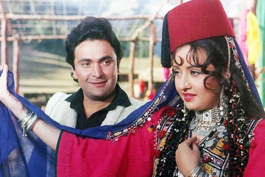 বলিপাড়ায় ১৯৯১ সালে কাজ শুরু করেন জ়েবা। রণধীর কপূর পরিচালিত এবং প্রযোজিত ‘হেনা’ ছবিতে প্রথম অভিনয় করেন তিনি। ঋষি কপূরের বিপরীতে অভিনয় করতে দেখা যায় তাঁকে।