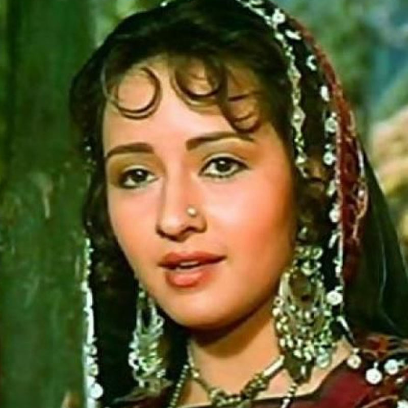 ‘হেনা’ মুক্তি পাওয়ার দু’বছরের মধ্যেই আদনানের সঙ্গে সাতপাকে বাঁধা পড়েন জ়েবা। জ়েবার চেয়ে ন’বছরের ছোট ছিলেন আদনান। বয়সের ফারাক থাকা সত্ত্বেও জ়েবার প্রেমে পড়েন আদনান।