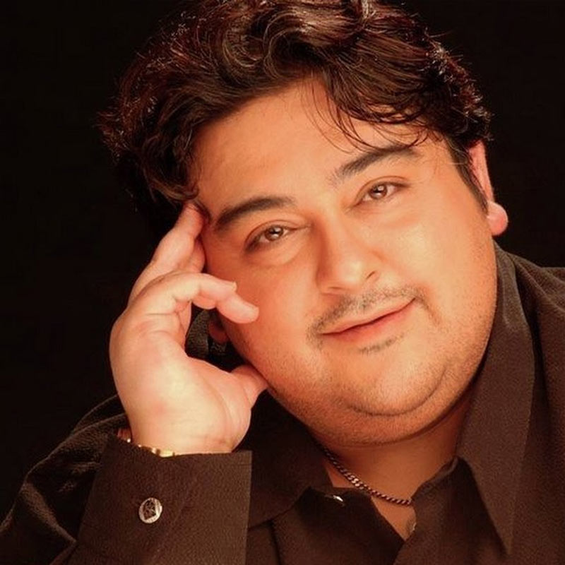 ১৯৯৩ সালে জ়েবাকে বিয়ে করেন আদনান। কিন্তু তাঁদের সম্পর্ক চার বছরও টেকেনি। তার মধ্যেই দু’পক্ষ বিচ্ছেদের সিদ্ধান্ত নিয়ে ফেলেন। আদনান এবং জ়েবার এক পুত্রসন্তানও রয়েছে।