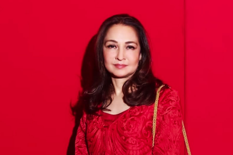 ১৯৭১ সালের ৫ নভেম্বর পাকিস্তানে জন্ম জ়েবার। পাকিস্তানি ধারাবাহিকে অভিনয়ের মাধ্যমে নিজের কেরিয়ার গড়ার পথে হাঁটা শুরু করেন তিনি। ১৯৮৮ সালে ‘আনারকলি’ ধারাবাহিকে মুখ্য চরিত্রে অভিনয় করে বহুল প্রশংসা কুড়োন নায়িকা।